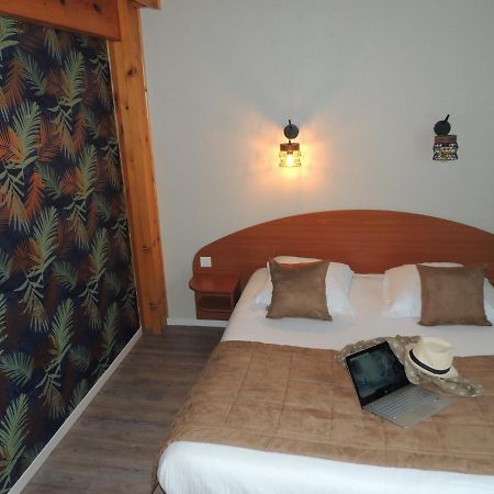 Logis Hotel Les 3 Marchands Bressuire Exterior foto