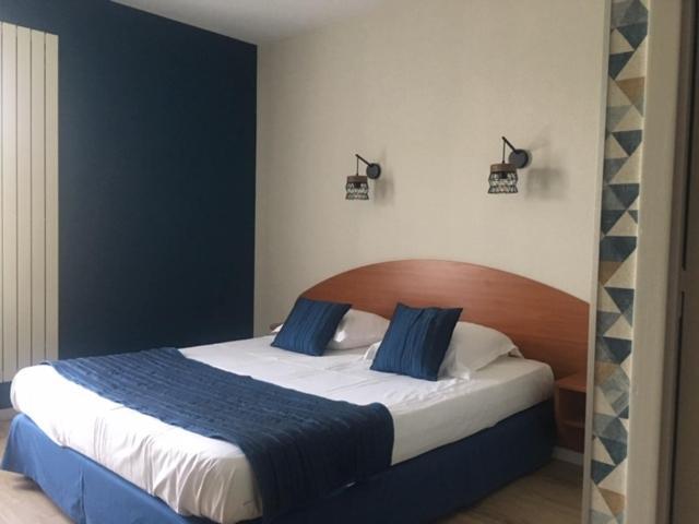 Logis Hotel Les 3 Marchands Bressuire Exterior foto