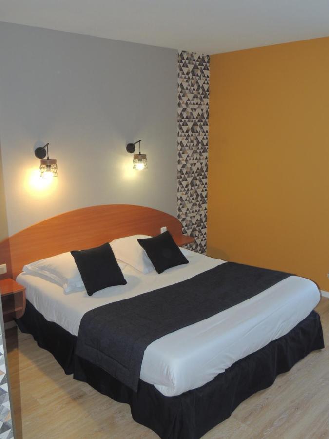 Logis Hotel Les 3 Marchands Bressuire Exterior foto
