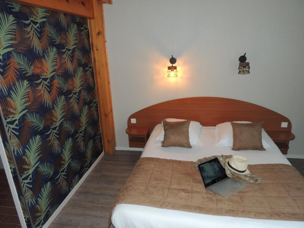 Logis Hotel Les 3 Marchands Bressuire Exterior foto
