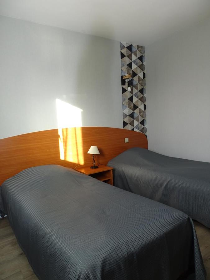 Logis Hotel Les 3 Marchands Bressuire Exterior foto