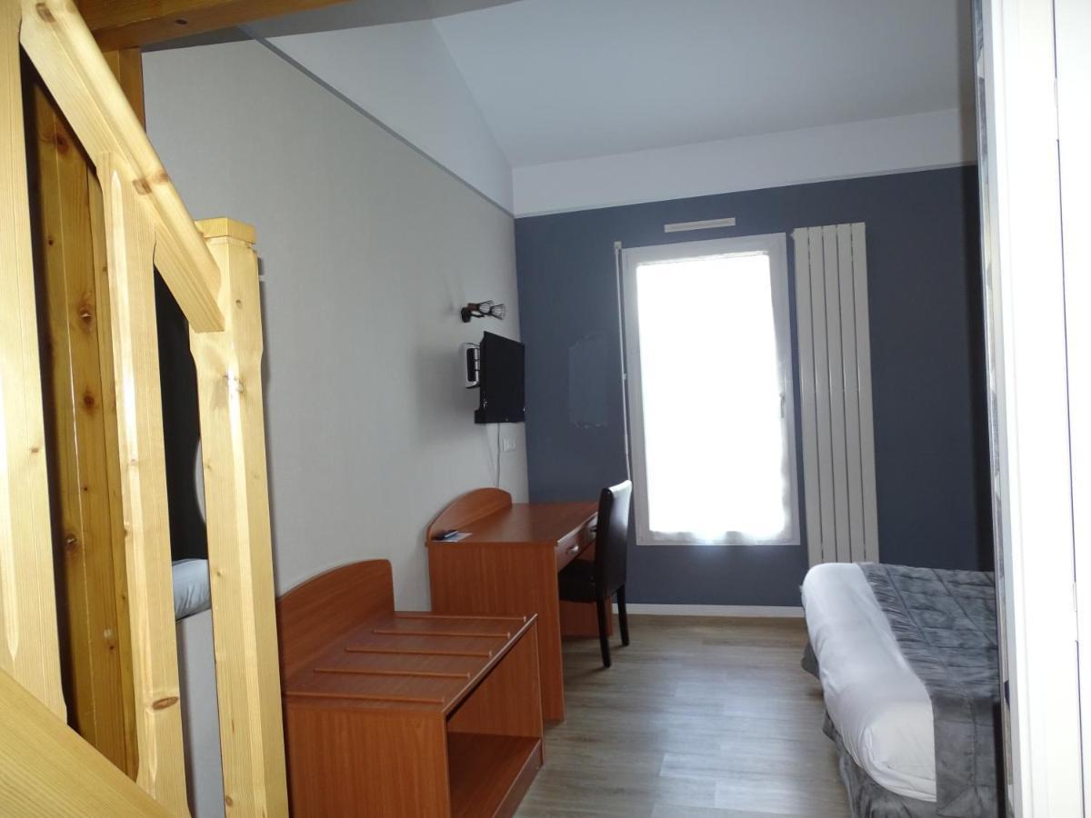 Logis Hotel Les 3 Marchands Bressuire Exterior foto