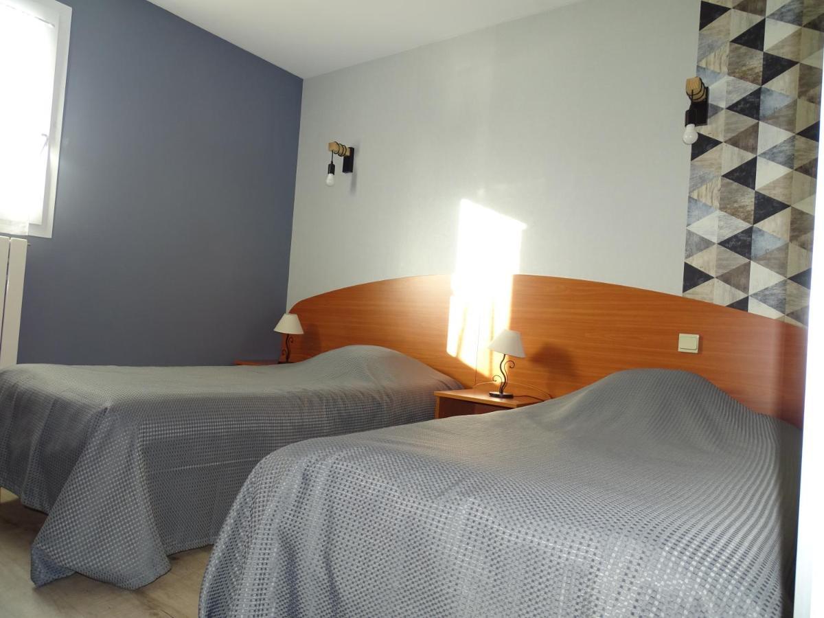 Logis Hotel Les 3 Marchands Bressuire Exterior foto