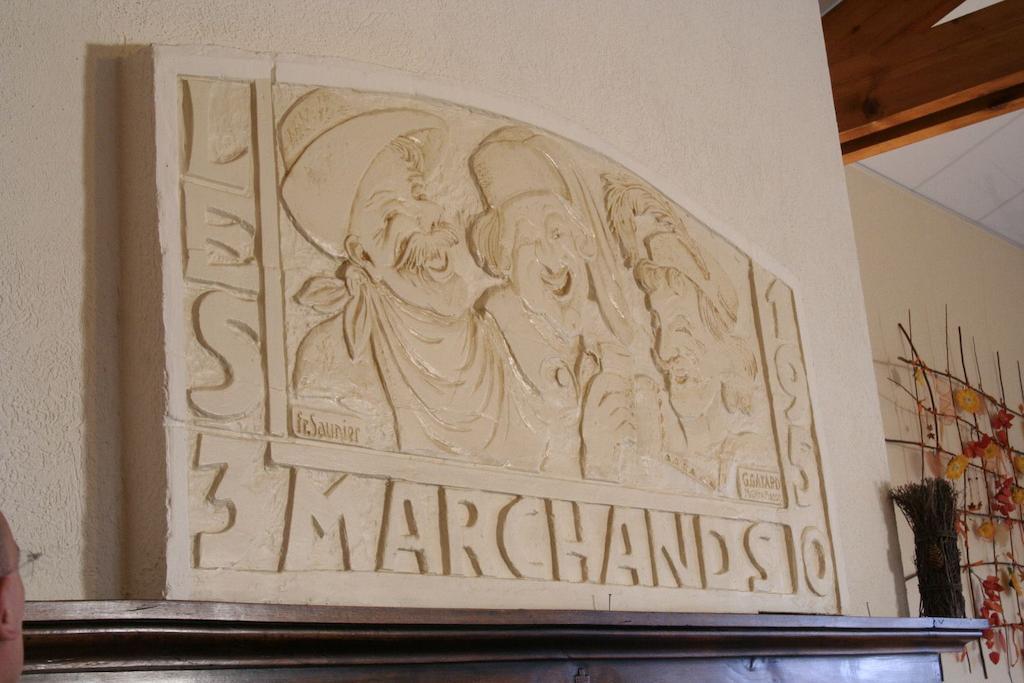 Logis Hotel Les 3 Marchands Bressuire Exterior foto